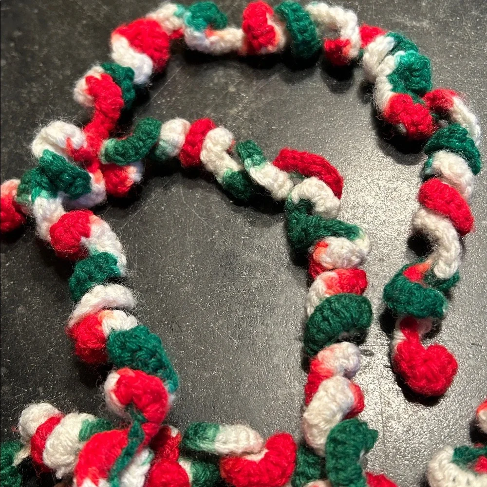 4 piece Lot Hand Crocheted Christmas Decor 2 Wall Hangers & Yards of Garland MCM